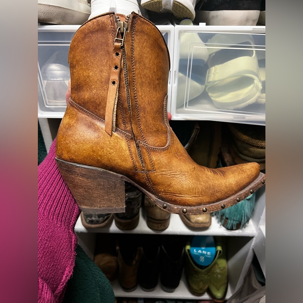 Like new, Ariat snip toe booties! Size 10